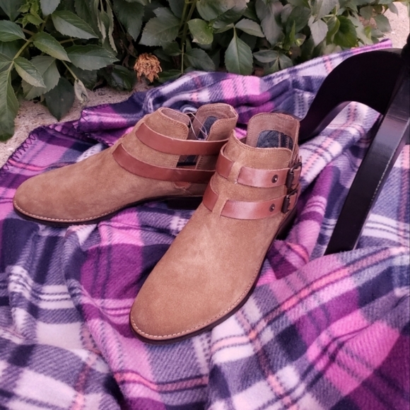 Levi's Nubuck Leather Booties - Picture 2 of 6